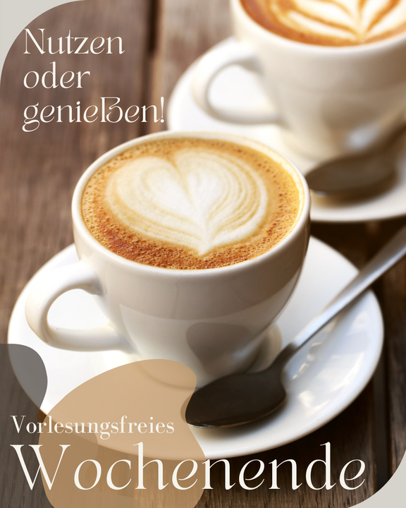 Zwei Tassen Kaffee mit kunstvollem Milchschaum auf Untertellern. Der Text „Nutzen oder genießen! Vorlesungsfreies Wochenende“ ist sichtbar, um ein entspanntes Wochenende zu suggerieren.