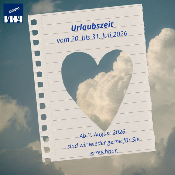 Ein weißes Blatt mit einem Herz-ausgeschnittenen Fenster zeigt wolkigen Himmel. Darauf steht: "Urlaubszeit vom 20. bis 31. Juli 2026. Ab 3. August 2026 sind wir wieder gerne für Sie erreichbar." Das Logo ist oben links platziert.