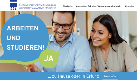 Zwei Personen, ein Mann und eine Frau, sitzen zusammen an einem Tisch und schauen auf einen Laptop. Eine Sprechblase mit den Worten "ARBEITEN UND STUDIEREN! JA" ist sichtbar. Der Kontext deutet auf Bildungs- und Arbeitsmöglichkeiten in Erfurt hin.
