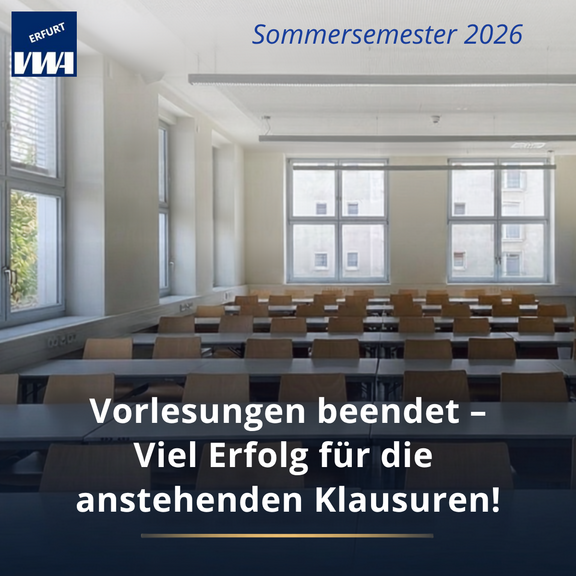 Ein leerer Hörsaal mit Tischen und Stühlen. Text: "Vorlesungen beendet – Viel Erfolg für die anstehenden Klausuren!" und "Sommersemester 2026" in der oberen Ecke.