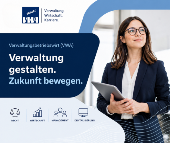 Die Grafik bewirbt den Studiengang Verwaltungsbetriebswirt (VWA) in Erfurt. Der Slogan lautet „Verwaltung gestalten. Zukunft bewegen.“ Icons auf der linken Seite repräsentieren die Themen Recht, Wirtschaft, Management und Digitalisierung. Eine junge Frau mit einem Tablet schaut nachdenklich und selbstbewusst.